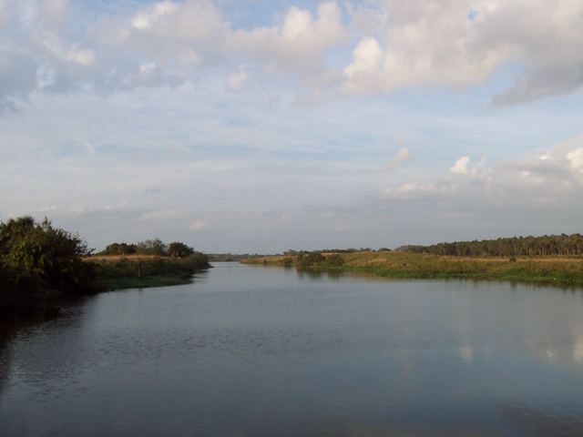 A quiet river through the marsh